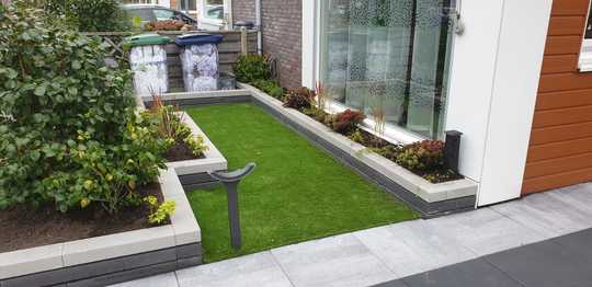 Voortuin met kunstgras in Almere