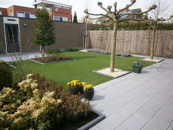 Achtertuin met kunstgras in Almere