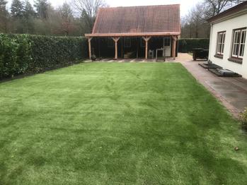Kunstgras rond villa Soest