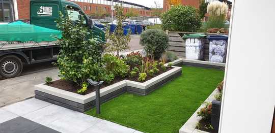 Voortuin met kunstgras in Almere
