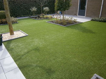Achtertuin met kunstgras in Almere